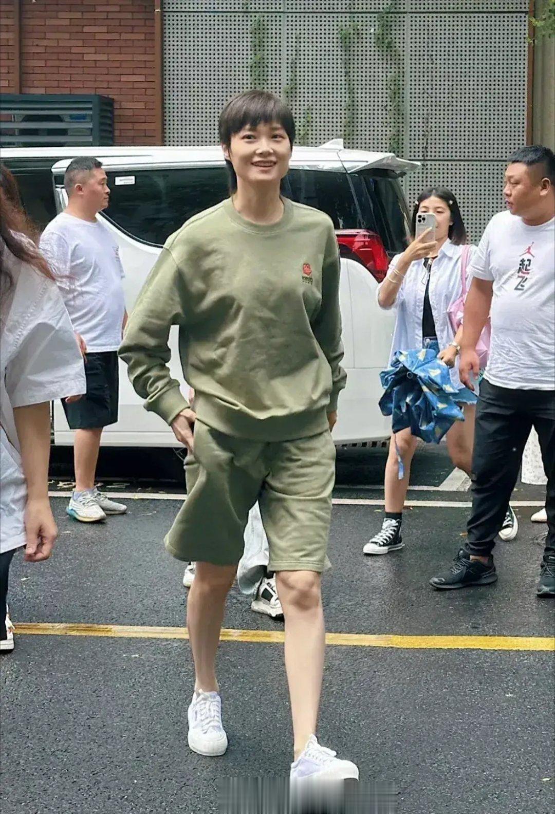 李宇春现身成都玉林东路，她本人白白嫩嫩，一双腿又白又长，完全不像快40的样子，慕