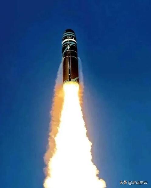 刀都架在脖子上了，伊朗总统突然站出来，对着全世界喊了两句话。第一，核武器，我们不