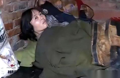 1995年，19岁的女大学生何成慧，被人贩子卖了120块钱。买家，是一个55岁的