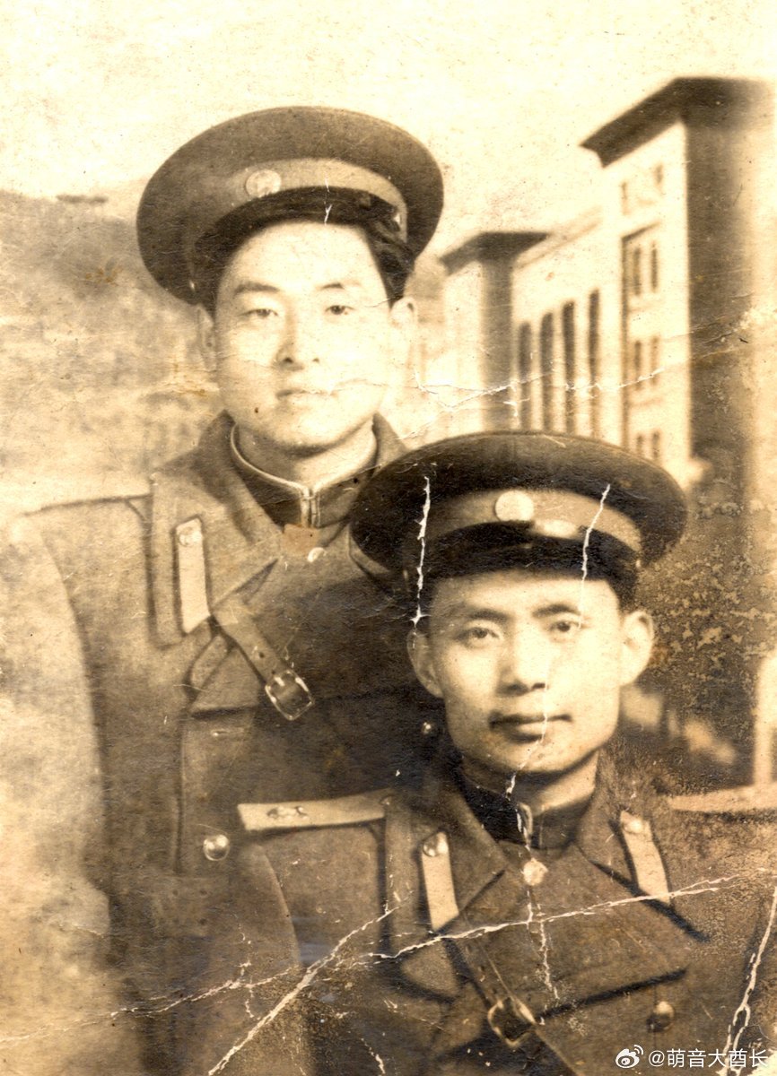 🇰🇵 朝鲜人民军军官肖像（1950年代末）两位朝鲜人民军军官的原始照相馆肖像