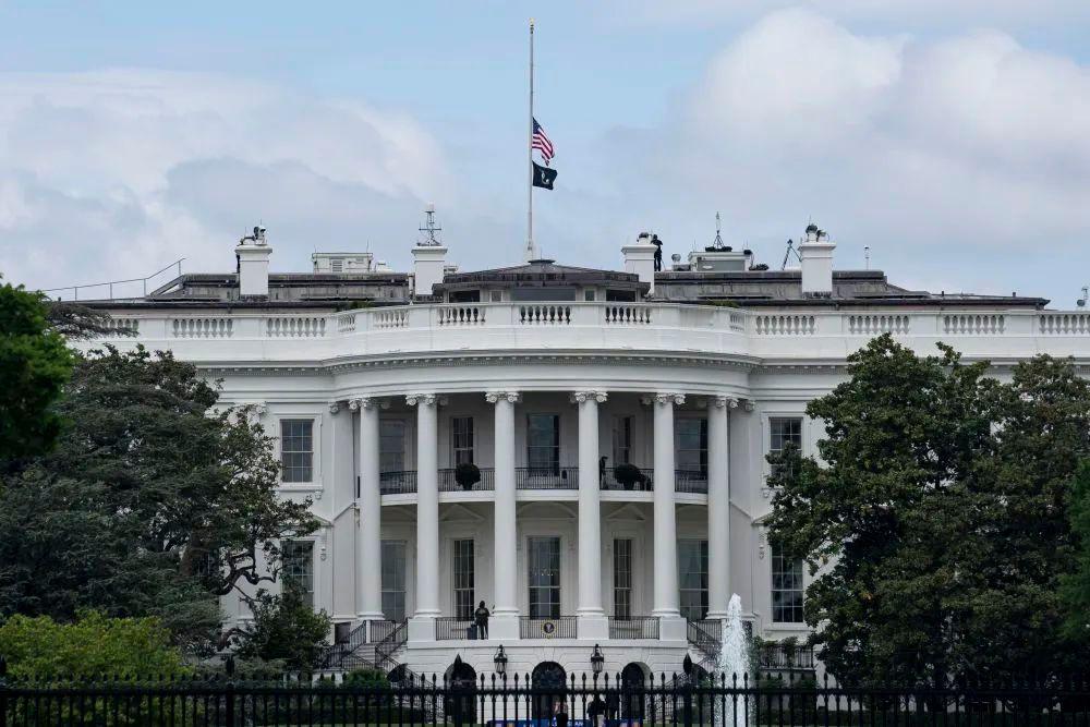 美国前副总统切尼去世后，白宫依规降半旗致哀，但特朗普总统及其团队对此保持沉默。白