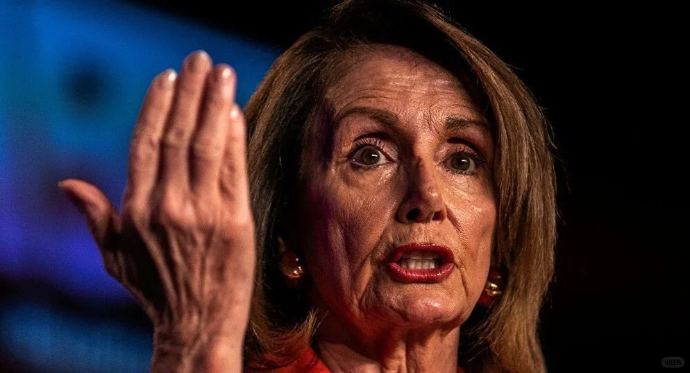 揭秘股神南希佩洛西在三个小时的内线交易掙了三百万美元。这是她年薪的17...