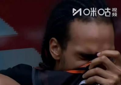 班顿在场下无聊的都打起瞌睡了，这么下去这个NBA曾经最高得到过31分的外援难道要