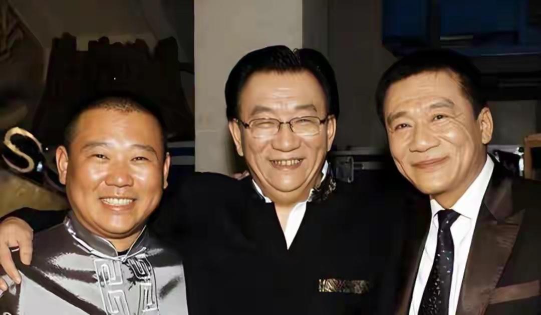 郭德纲作为侯耀文的得意门生,自然也不愿意看到师父的遗产被侯耀华据为己有。他多次在