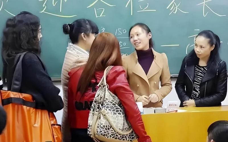 老师
成“甩手掌柜”？
课堂纪律喊家长，学校到底是教书还是传话筒？

现在的老师