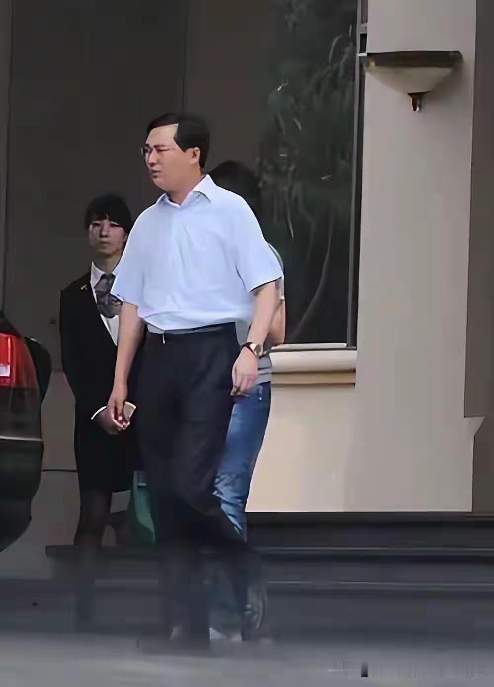 【他的轨迹】
2011年密春雷回家第一句话就是"我们离婚吧"。
拖了一年，201