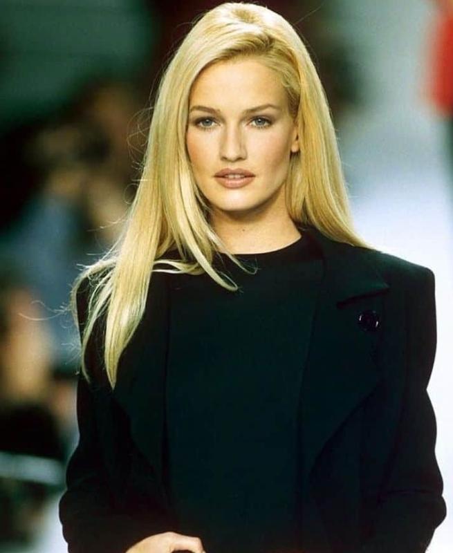 在爱泼斯坦文件曝光之前，荷兰超模卡伦·穆尔德在2000年透露，她曾被多名权势人物