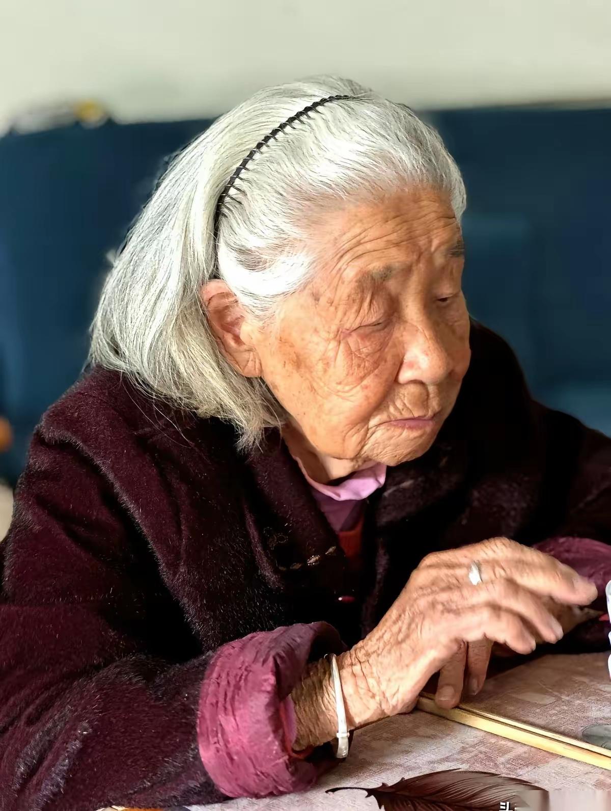 这位婆婆今年99岁，常年体重51公斤，一天吃进肚子里的全部东西，用一个小盘子就能
