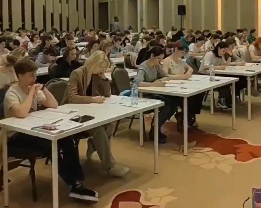 国外的中文考试课堂听力考试现场！

咱们以前学俄语，现在学英语和法语，或者西班牙