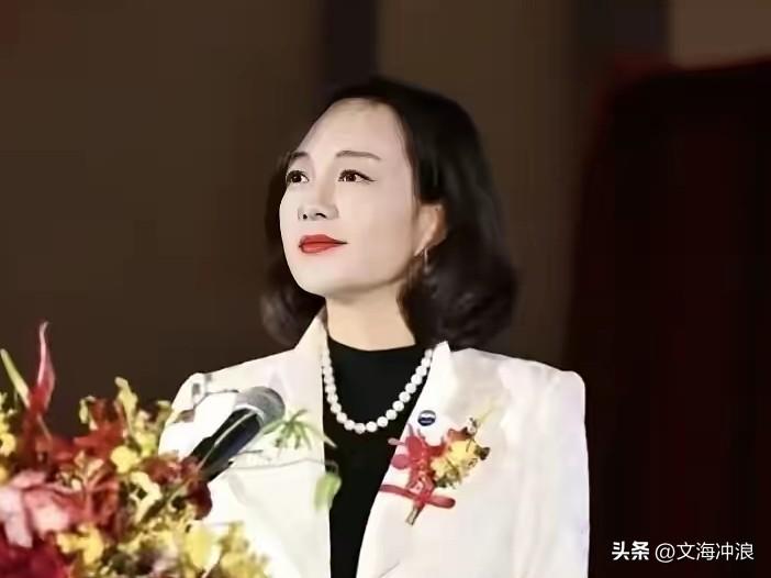 她
喝茅台喝“醉”了
“醉”倒了
倒台了

3月13日
她
被查了

她是谁
她