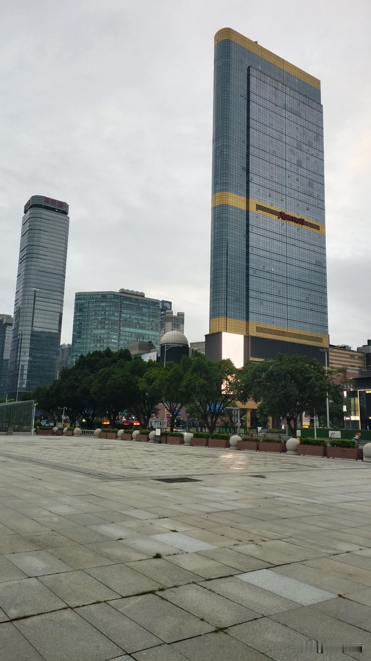 天河体育中心拍的照片，感觉非常不好因为没有好的手机，拍出来的很差。
