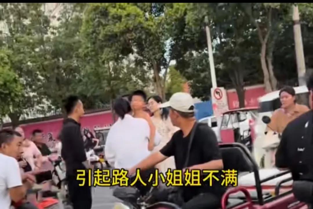 刚刚看到个视频，说有个女生在大街上看到一个小孩子光着上身。
她非常不高兴，认为这