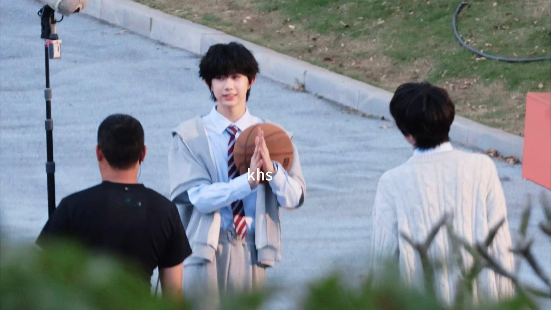 陈奕恒我们的少年时代2抱篮球路透陈奕恒拜托拜托路透  咱就说这个陈奕恒萌成啥了，