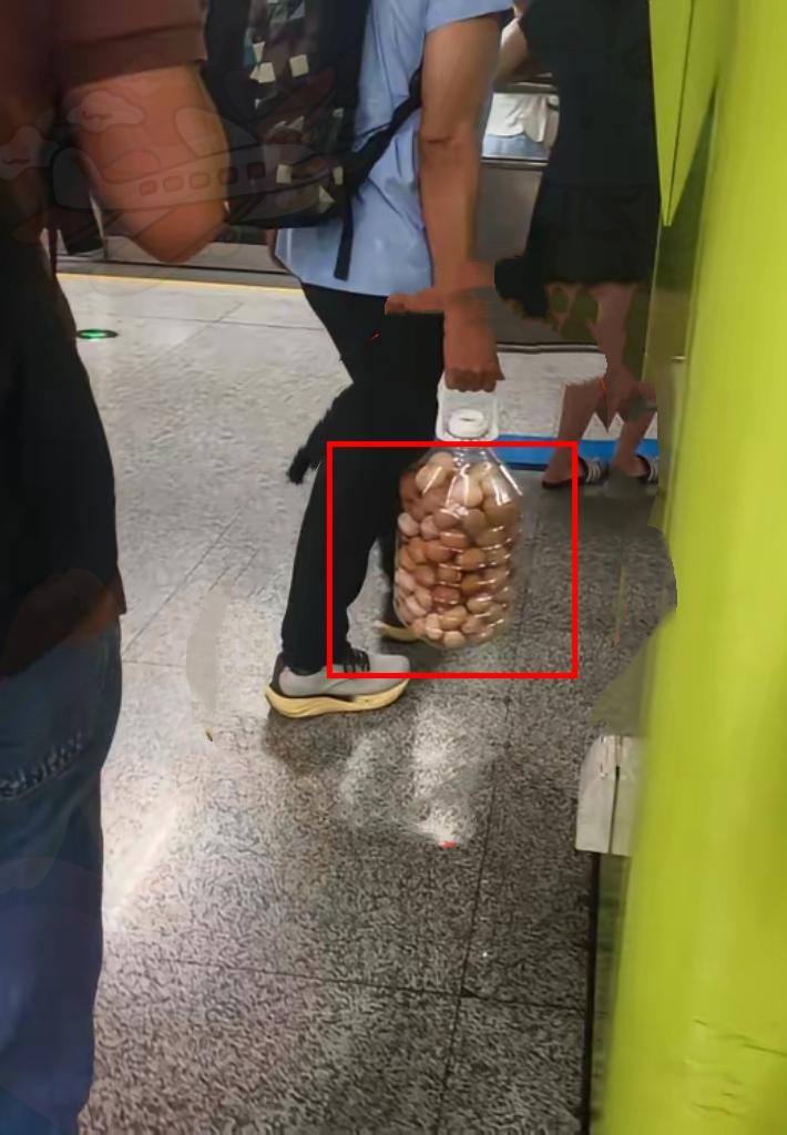 坐地铁偶遇一件事，碰到一位大哥拎着塑料桶，桶里装满一桶鸡蛋，这位大哥办法实在是高