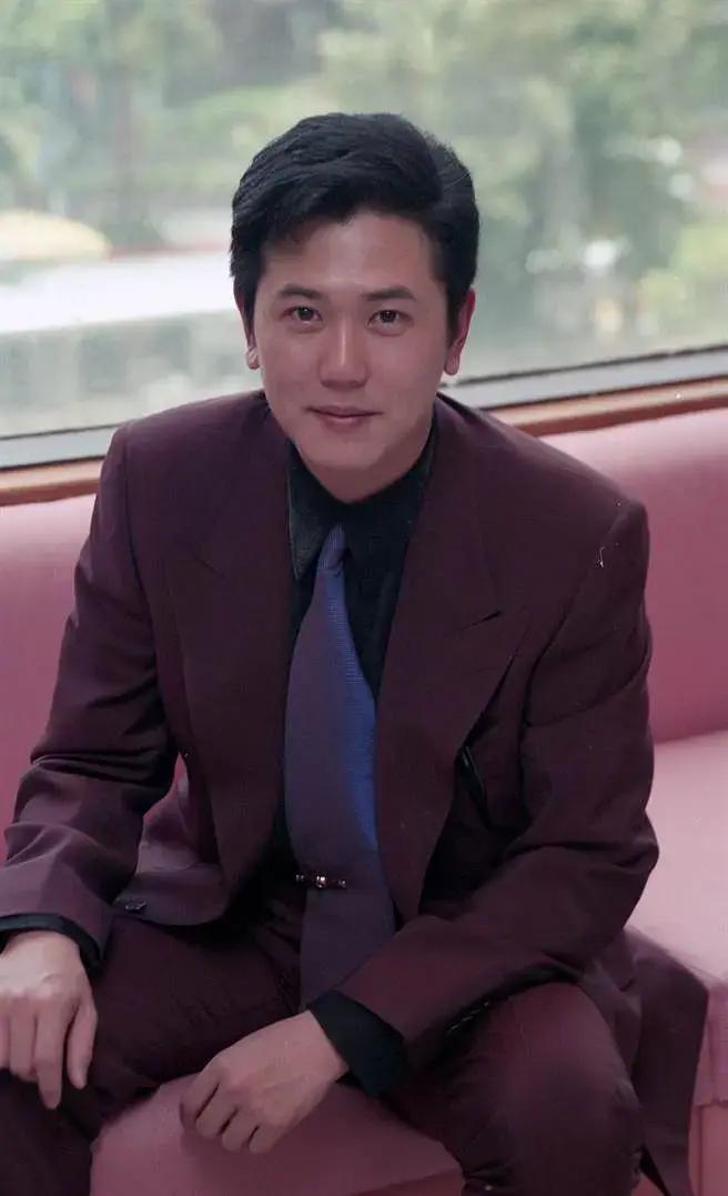 侯冠群：横跨演艺与政坛的台湾多元人物
 
侯冠群，出生于1965年3月28日，是