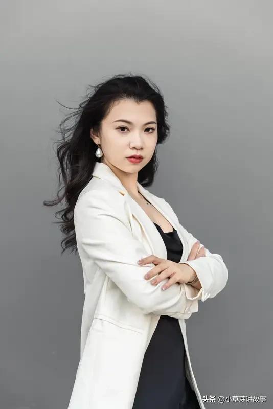 惊爆！许妍职场智斗心机同事，教科书式反击引关注
近日，“许妍打脸心机同事”这一职