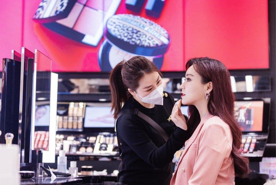 美丽经济真不是虚的，光北京前三季度化妆品消费就涨了8%以上。说白了，我们每天买的