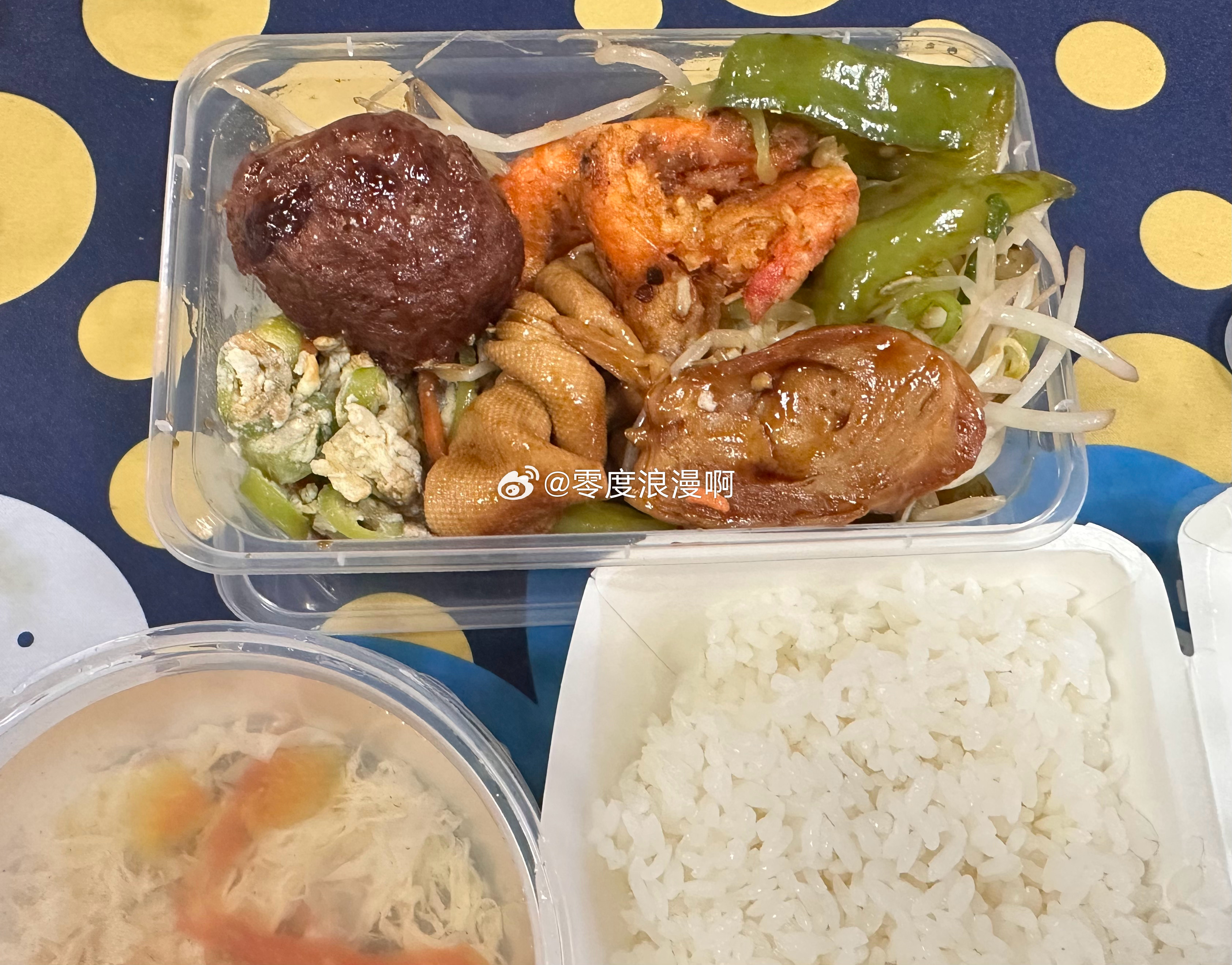 燃烧的陀螺仪  昨天建议食堂今天做狮子头，今天真的做了