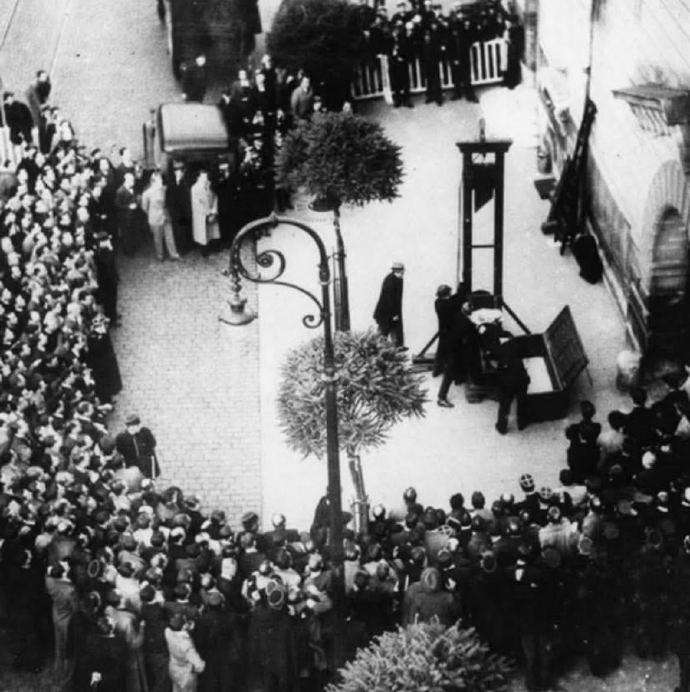 1939年6月17日清晨，巴黎圣雅克街的断头台在朦胧晨雾中泛着冷光。这座被称为"