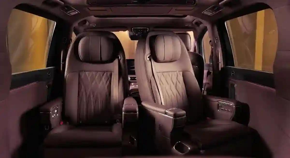 带有180度对坐的旋转座椅，如果买智界V9，交付仪式上可以让你任选地球人两位坐在