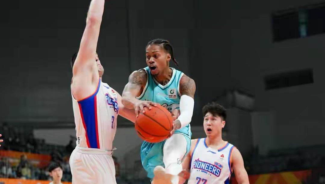 12月8日，CBA俱乐部杯齐鲁德比，青岛93-100不敌山东无缘八强，外援约瑟夫