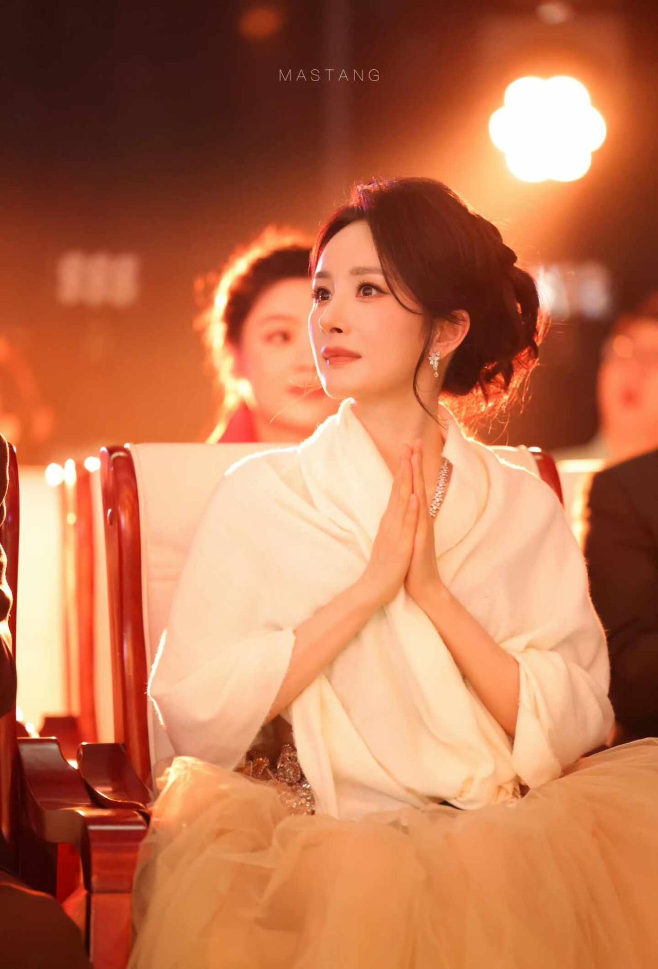 做你忠实的观众
我不审视你，不考核你，我陪着你，我爱你[心]
杨幂 杨幂百花奖双