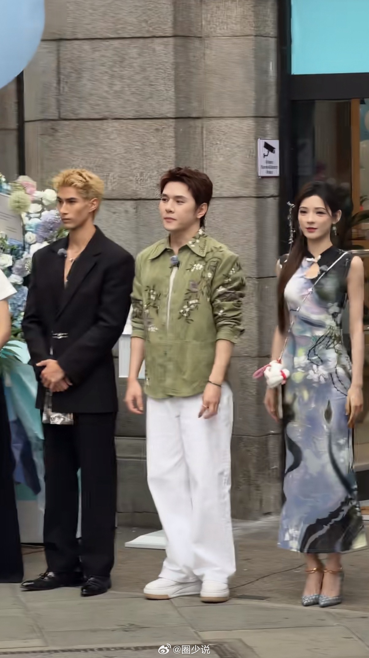我觉得当演员首先要头小，否则镜头里就灾难了，我也是头大，和任何演员合影都虐的很，
