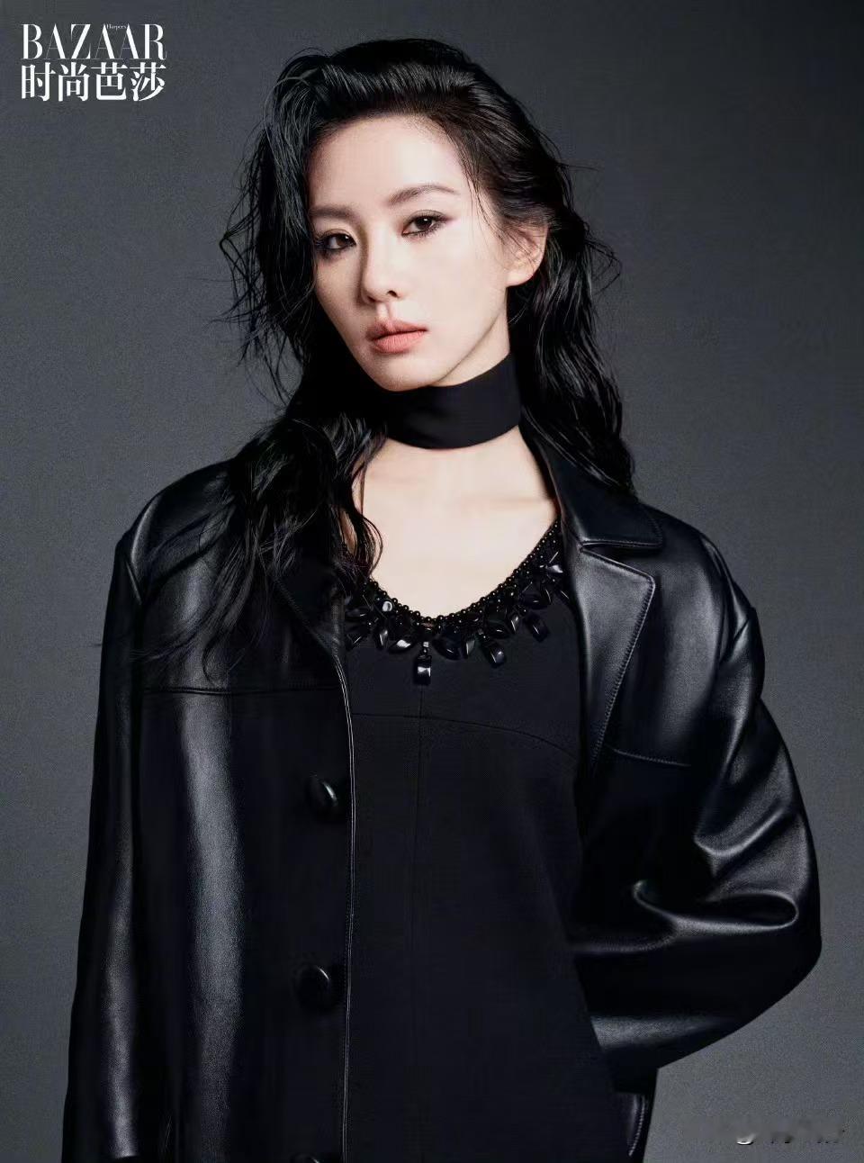 她湿发微醺大片，优雅与摩登的完美碰撞，娇艳吸睛。 每一位明星的每一次亮相都想成为