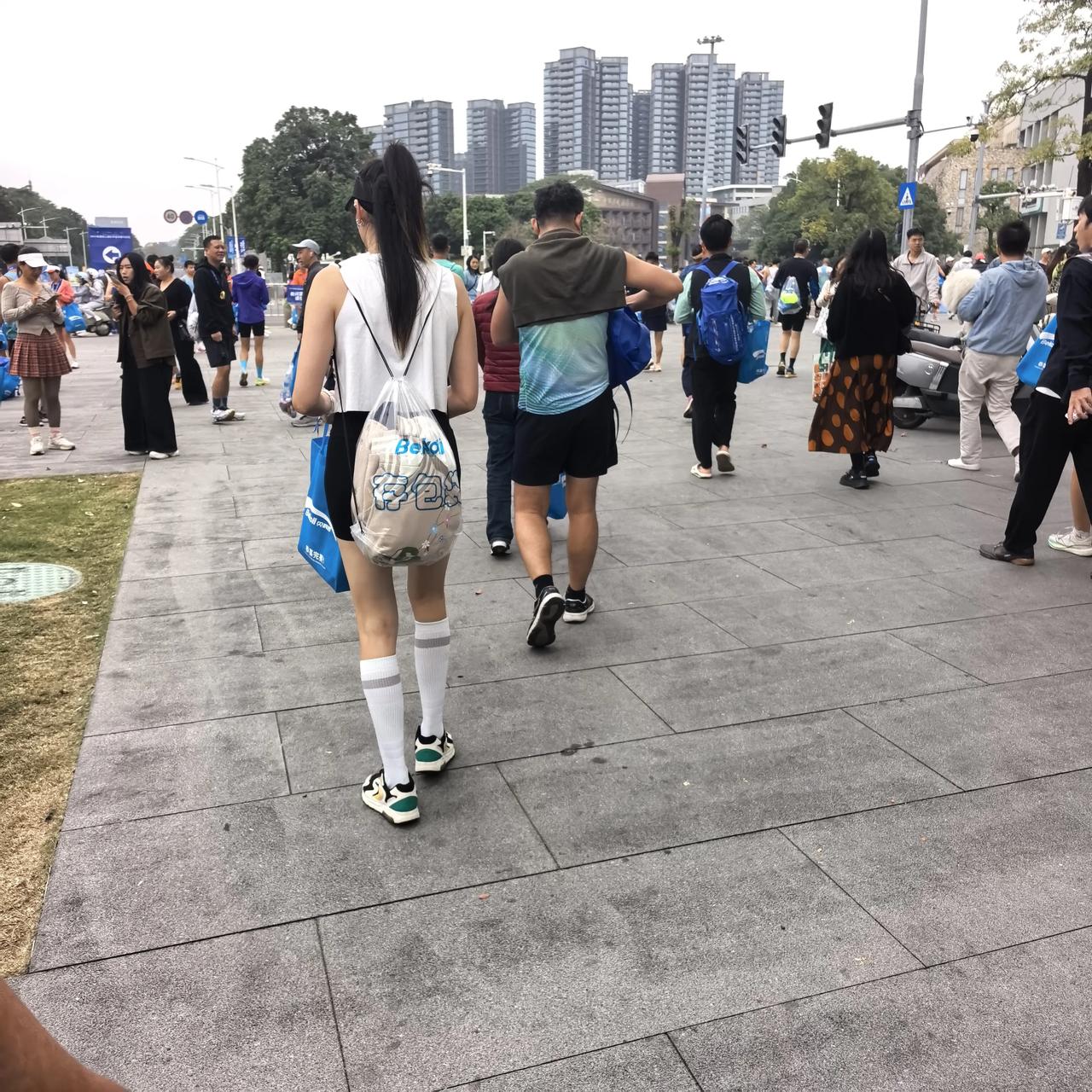 人群中的焦点
东莞马拉松现场
偶遇一位参赛小姐姐
她自信大方展现自己
身材高挑