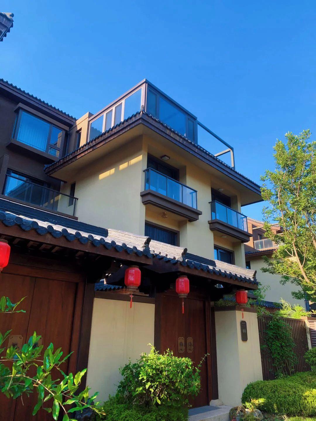  太白山民宿真的太美啦！在山间小屋里，我们一边泡着温泉，一边品尝着红酒。晚上，夜