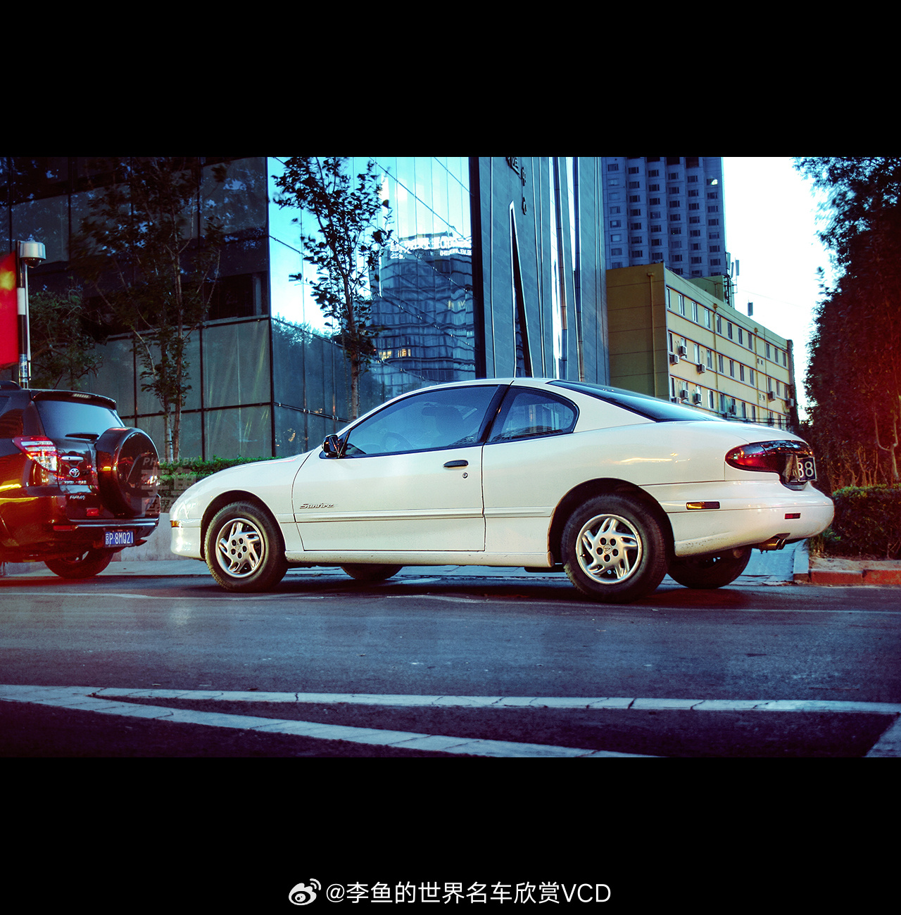 庞蒂亚克太阳火街拍，也许是已经绝版的场景了：非常久远以前停在亮马桥昆仑饭店的一辆
