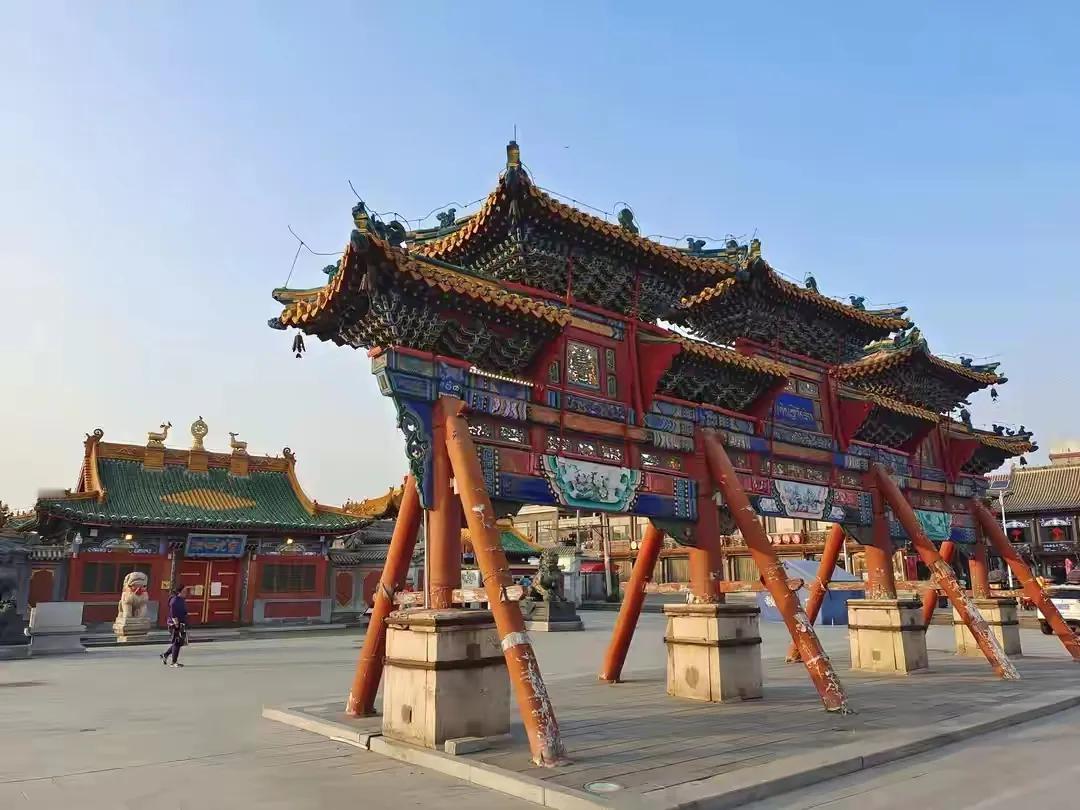 呼和浩特的席力图召，席力图是蒙古语，意为“首席”或“法座”，汉名“延寿寺”。寺庙