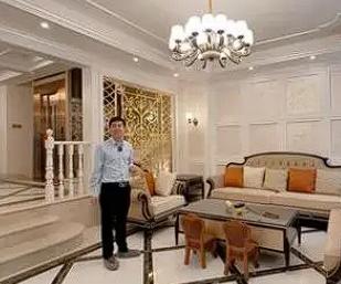 陕西西安，一男子花了1400多万，购买了一套375平方米的别墅。男子没有装修，将