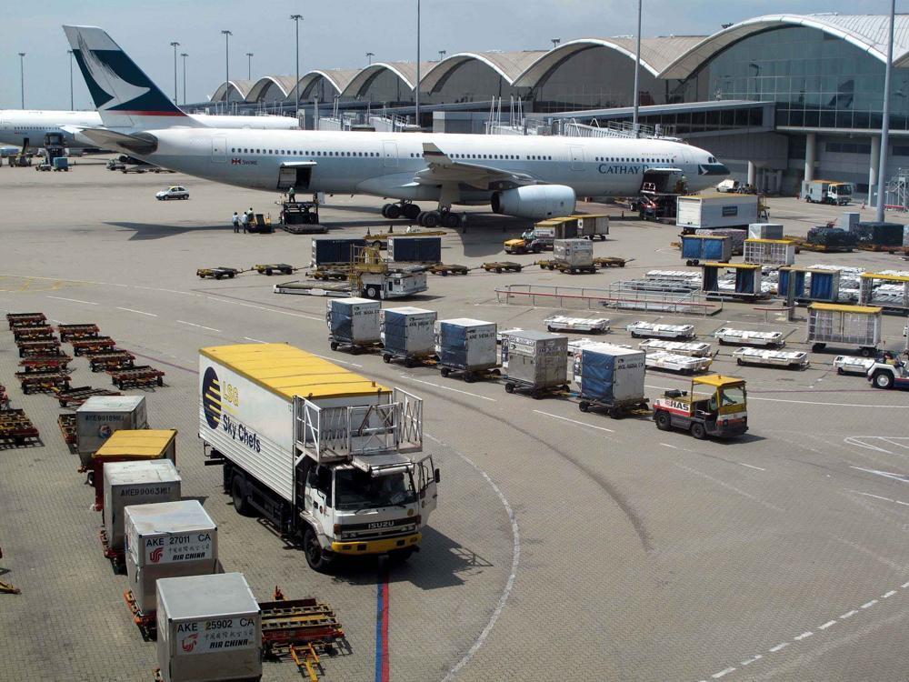 美伊冲突之后英国表面表态不参与军事行动，暗地里却在给以色列运送军用设备，这批货物