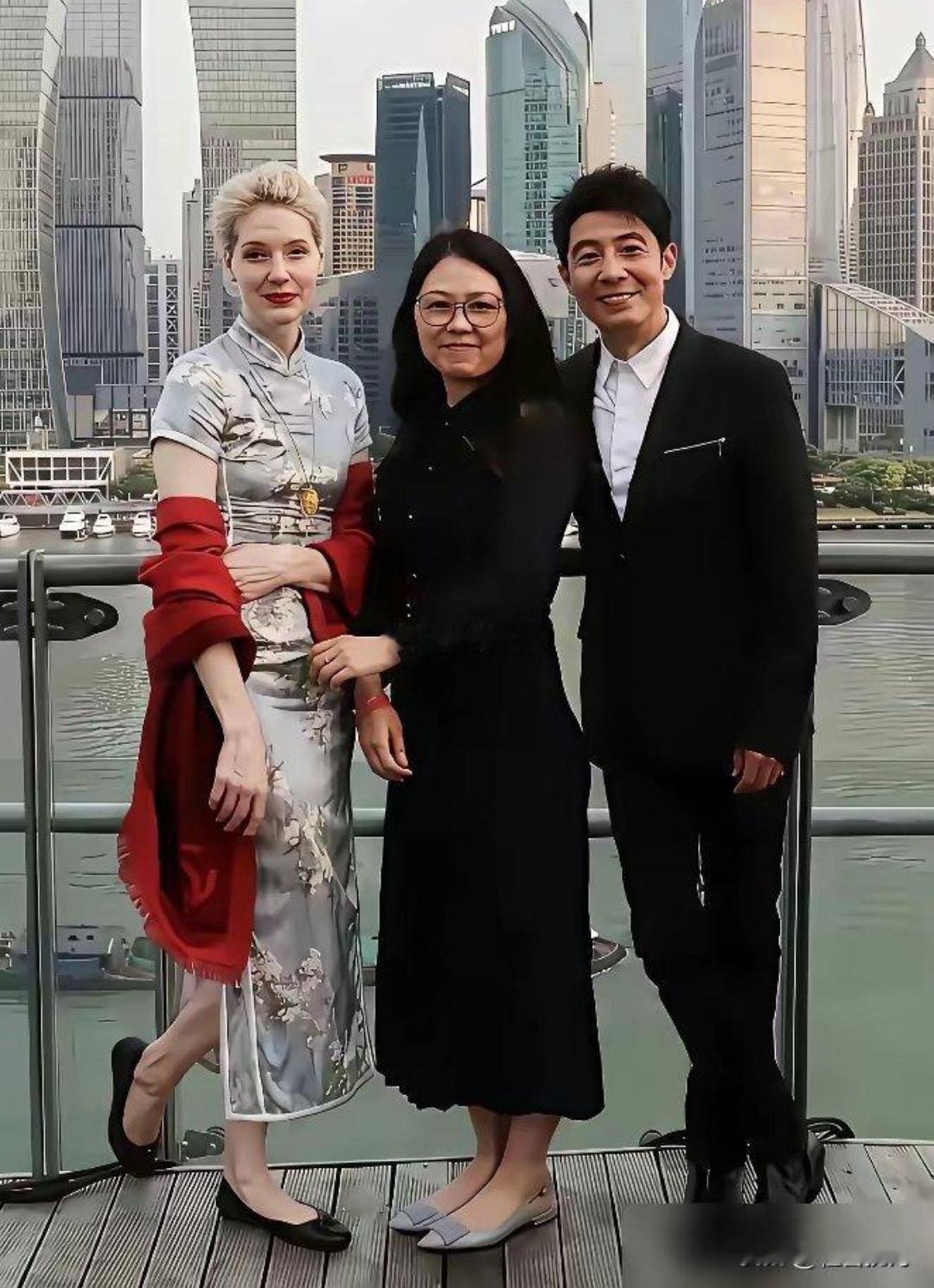 外国女人的保鲜期太短了，看撒贝宁的老婆就知道了。以前是瓷娃娃，现在是老大妈！[捂