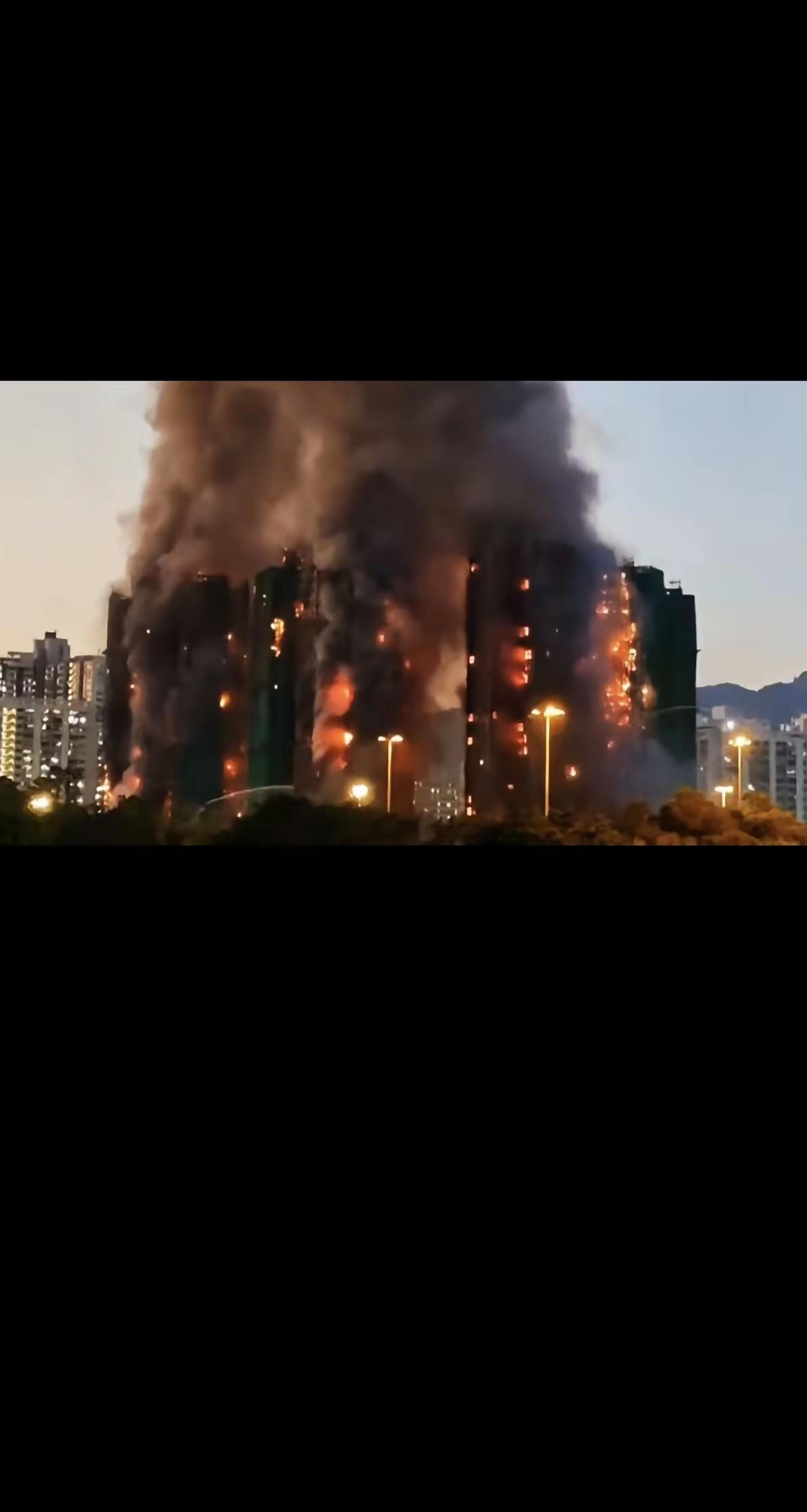 下午两点多燃起的大火烧到深夜十一点，整座小区被烧得彻底破败，就算火情受控也完全没