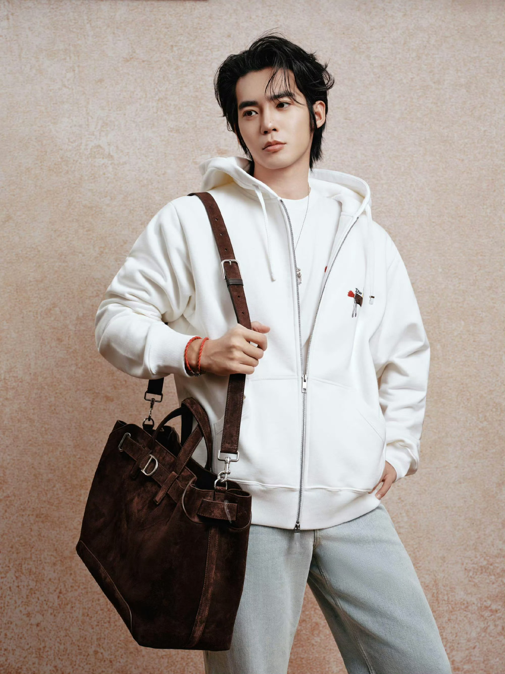 于适 in Dior 📷🐎  白色小马连帽卫衣，配麂皮手袋和牛仔裤，简约清爽