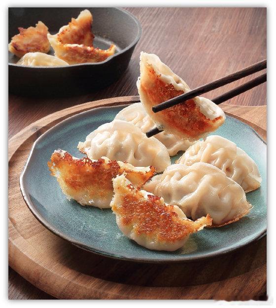 金饰克价涨到1353元金价涨到一千三百多了哈哈哈哈哈，我囤了好久的金饰终于升值，