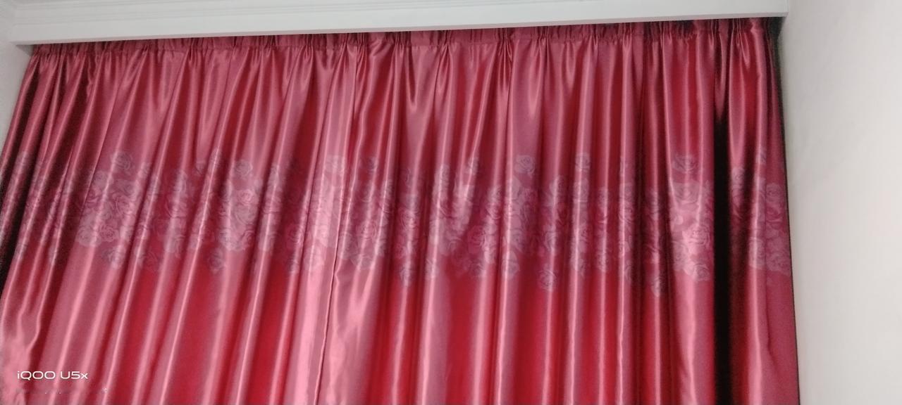 开始大扫除了！
去年夏天就想洗窗帘，没洗，到现在一年了，今天把窗帘卸下来洗了，甩