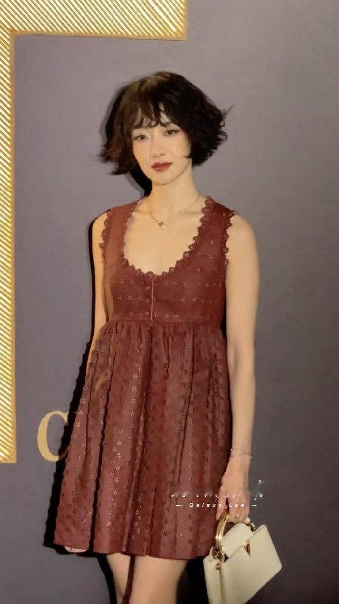 宋茜短卷发宋茜短发帅哥  宋茜短卷发，宋茜短发帅哥，谁懂这个连衣裙+短卷发的宋茜