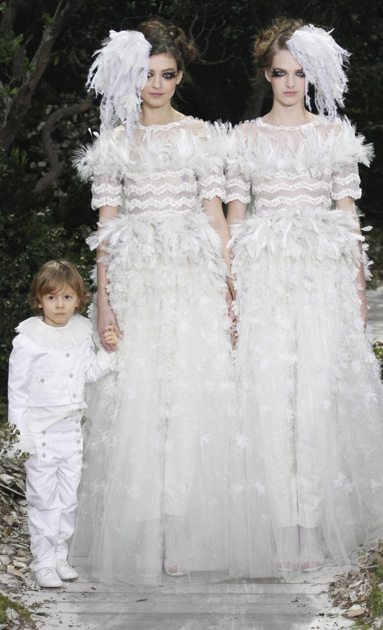Chanel2013春夏高定系列，是一场关于珍珠的盛大狂欢。老佛爷说"没有链子，