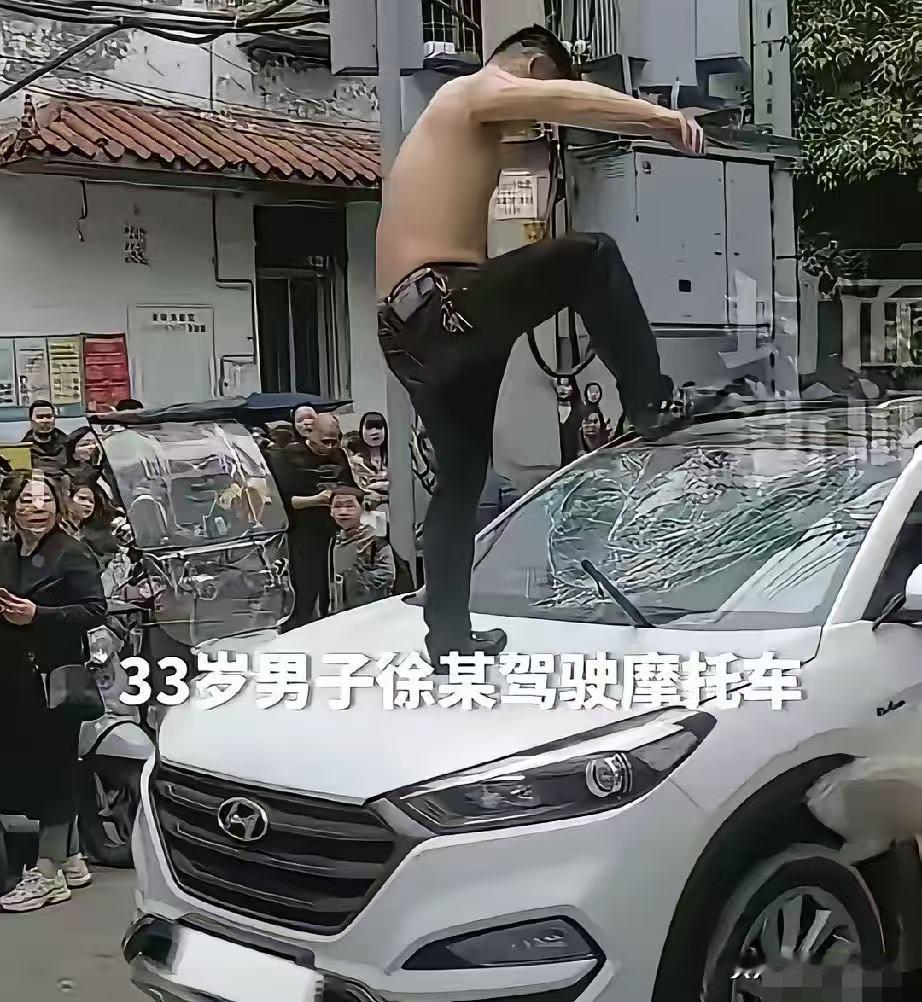 男子当街打砸陌生车辆我不惊讶，
最后被刑拘要赔钱我也不惊讶，
但我惊讶的是，
涉