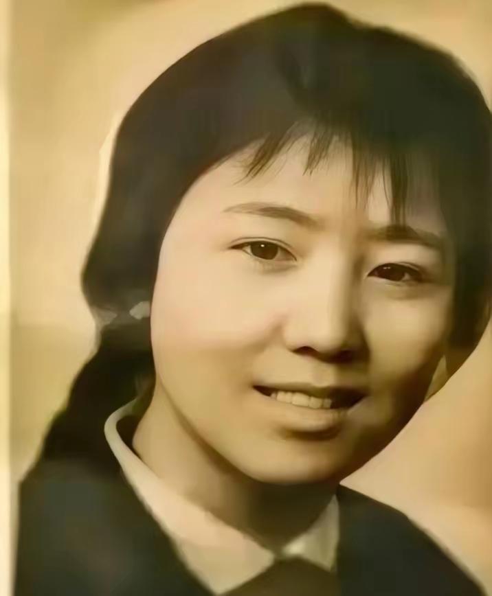 1972年，泥瓦匠张复生迎娶了女知青乔献华。新婚夜，他发现妻子的腰很粗，面对他的