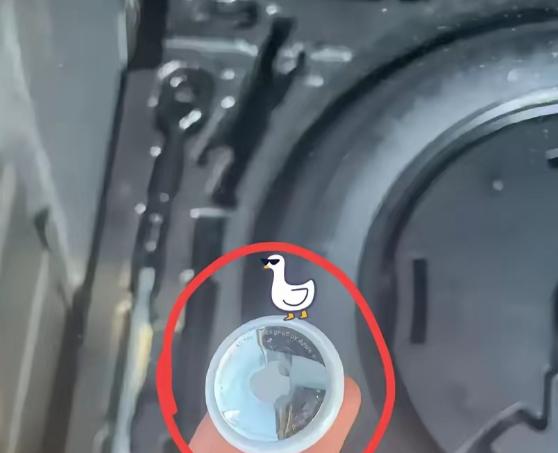 广东，一名女子在洗车的时候，无意间在备胎槽里发现了一个异物，她拿出来一看，发现竟