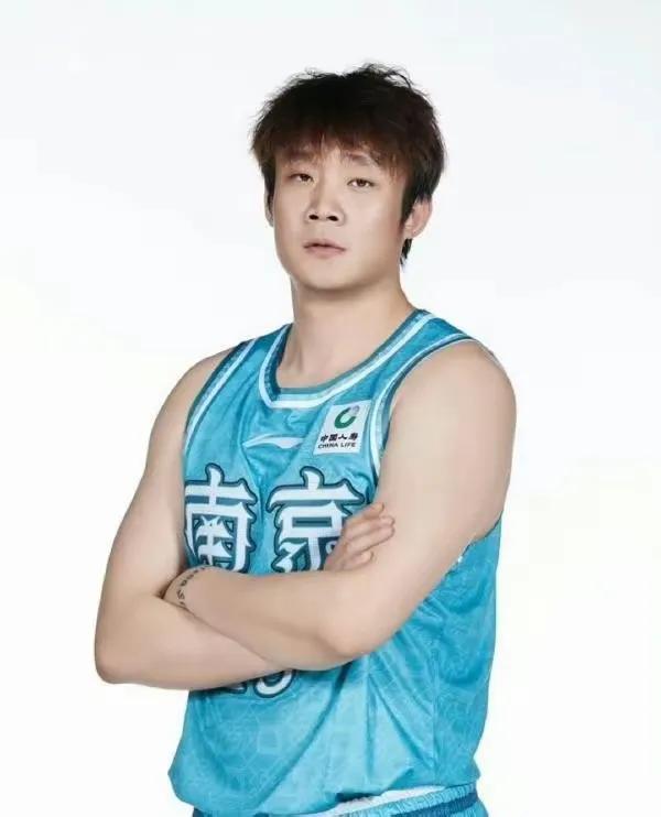山东男篮主场和南京同曦的比赛，目前来看是本赛季省体上座率最高的一场。
丁彦雨航回