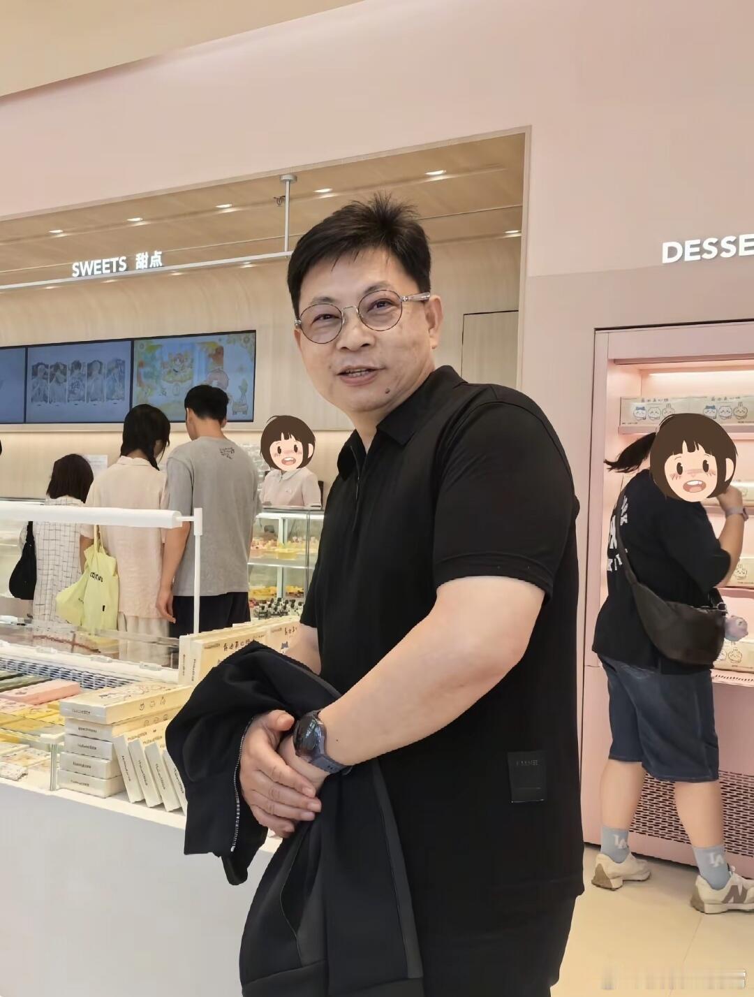 好家伙，有网友遇到余承东在好利来买蛋糕，看了下和之前在机场时候用的手机一样，看来