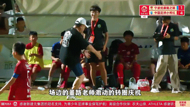 有人奔向球场有人奔向他们为中国足球奔赴的人进球超热血，输球落泪也真实，足球教会孩