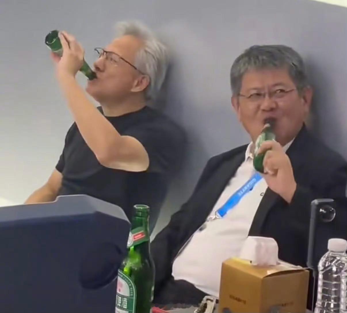黄仁勋现身台北电脑展大会，身价万亿的大佬也会躺地上喝啤酒黄仁勋躺地喝啤酒