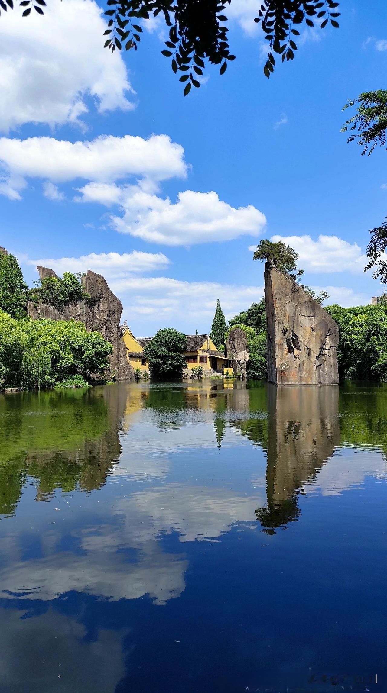 独具魅力超级风景，不是张家界不是桂林和三峡，在江南
天门中断楚江开！
这是我见到