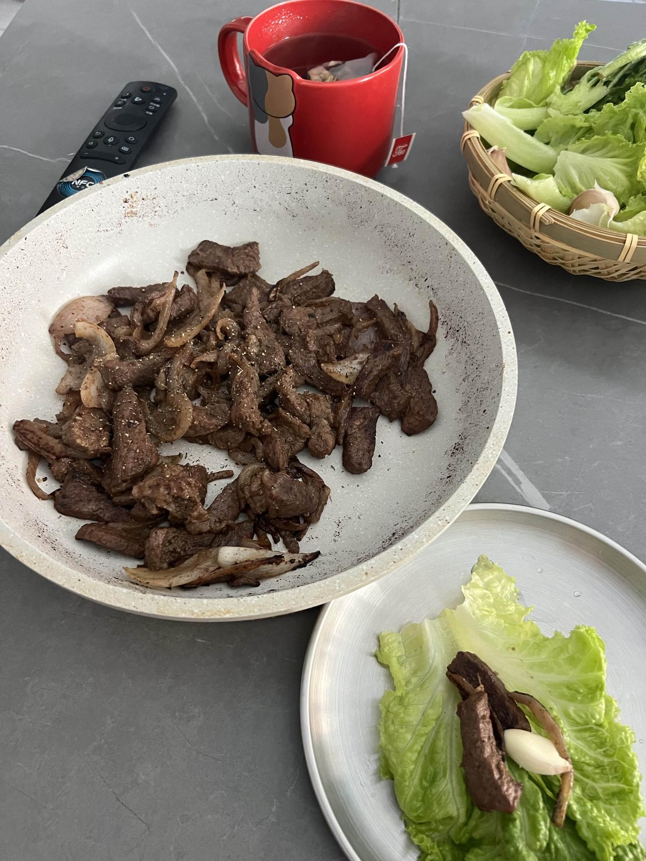 我家比较喜欢吃牛肉，我也很喜欢吃。
回家以后把牛肉放在冰箱里面，一直没吃，最近想